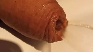 Es ist immer schön, beim Pissen eine Vorhaut in der Nähe zu haben.