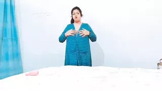 Khobsorat Moti Aunty Apni Chut main kia dal rahi hai