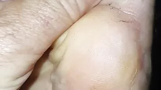 Meister Ramon massiert seine völlig verschwitzten, dampfenden, göttlichen Füße nach einem sportlichen Lauf