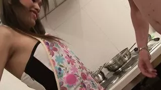 Transe Jakki lutscht Schwanz und spreizt Arsch