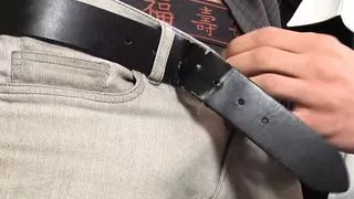 Chef befriedigt Mitarbeiter im Büro