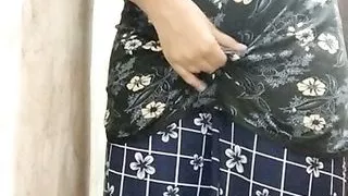 Hot aunty ne aapne kapde uatare aur dekhaya hot figure indian hot desi aunty