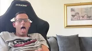 Cute German twink jerks off and cums on his feet (Only for feet lover)