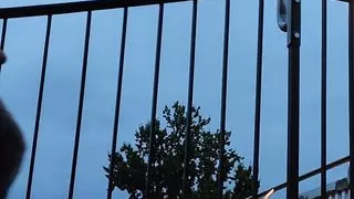 Schwanz-Blitz und Rauchen in der Öffentlichkeit