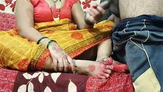 Pila saree pahankar Desi bhabhi ne apane hi uncle ke sath chud gahi