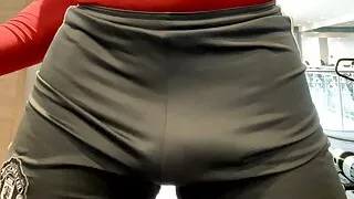 Im Fitnessstudio in einer sexy Spandex-Short laufen