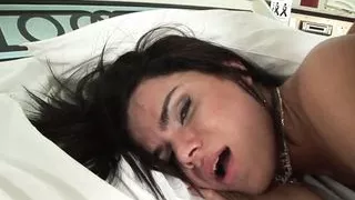 Hilda und ihr Transfreund ficken ihren Anus