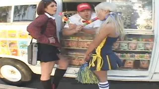 Aubrey Adams teen bionda viene scopata dall'uomo dei gelati