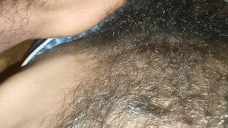 Asiatisches, gehorsames Mädchen bedient den Mann auf alle möglichen Arten