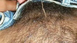 Eine Frau und ein Kerl wälzen sich auf dem Bett herum