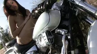 Busty Veronica Rayne solo masturbates with a vibrator