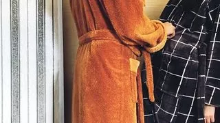 Russisches Mädchen nimmt einen Schwanz in sich auf, ohne den Bademantel auszuziehen