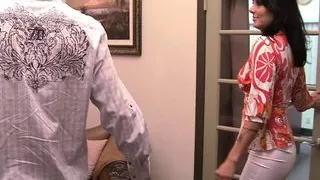 Unsere Schlampe im Buero fickt mittlerweile auch die Kundschaft