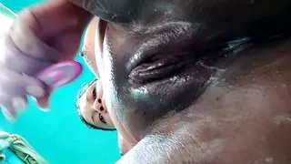 Afeitando mi dulce panocha en la ducha mira como juego con ella y mi culito