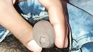 Süße Blondine schmiert Sahne auf ihre Titten und dann wird ihre Muschi geleckt