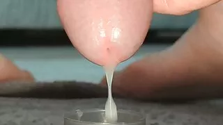 Extreme Nahaufnahme von mir, wie ich langsam Sperma tröpfchenweise in einen Becher abspritze, mehrere Cumshots, Sammlung von Füßen, Ladung