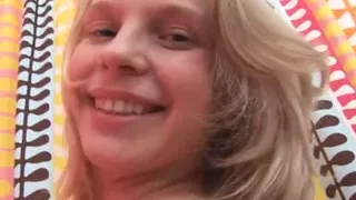 Sarah Kimble zeigt ihre Muschi in Nahaufnahme und fingert Teen POV