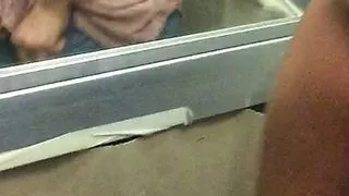 im Aufzug mit einem Plug im Arsch