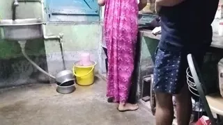 Indian bengali maid kitchen pe kam kar rahi thi moka miltahi maid ko jabardasti choda malik na.