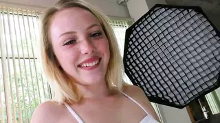 BJ POV Perkyboobs Teen Closeup saugt Schwanz und spricht schmutzig