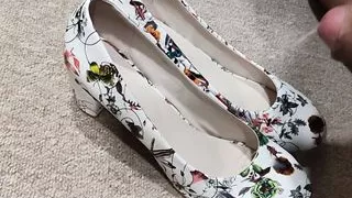 Squirting in Booten, Mann in Strumpfhosen, glänzende Nylons