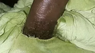 Sexy Milf bekommt ihre enge Muschi im Wohnzimmer gefickt