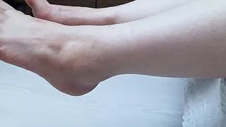 Natural stance of Anna's feet, her natural pose