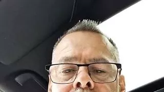 Darren Sullivan Voyeur,s Slut macht sich bereit für die Autofahrt zum Wald