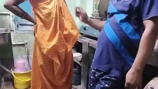 Indian bengali pinki vabi kitchen pe kam kar rahi thi or davor  aakar maje se choda vabi ko or lund ka pura pani chut pe