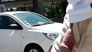 Ich führe meinen Penis auf der Straße aus