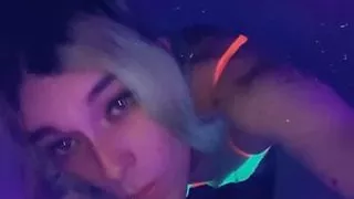 Hübsche kleine Raverin will deinen Schwanz