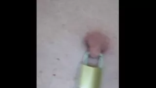 Vorhängeschloss in meiner Brustwarze