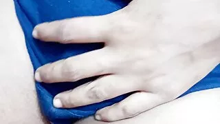 Heißes Mädchen fingert, während sie ihren Freund vermisst