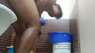 Sexy heiße schwule Pumpe lowjob bhathroom warten