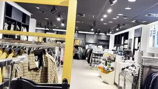 Babe gives risky Public Handjob and Blowjob in the middle of a clothing store!