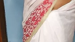 Nachbarin Bhabhi trägt Saree - sexy Figur