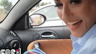 Sicherheitsbeauftragte Annie Reis streitet mit Jordi um das Parkticket, bis sie seinen riesigen Schwanz sieht - Mofos