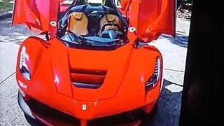 Amateur Blondine mit großen Titten lutscht einen Schwanz in dieser Szene