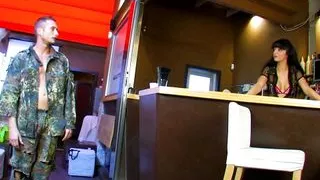 whtore fucked barbeakc noi the punblic restaurant