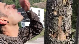 Junge schmeckt eigene frische warme Pisse öffentlich