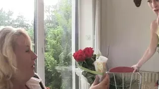 Das Treffen mit seinen alten Eltern führt zum Muschi-Spielen