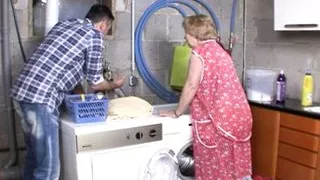 Oma Gudrund in dem Waescheraum gefickt