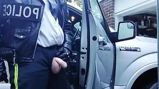 Zigarre rauchender Beamter beim Feierabend