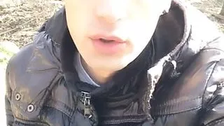 Nahöstlicher Twink feuchter Furz mit seinem verschwitzten Arsch in Jeans im Freien