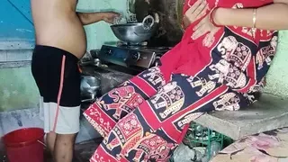 Indian bengali kitchen pe khana bana raha tha davor or vabi ko lagha  sex ki vuk davor ne mast choda vabi ko kitchen me