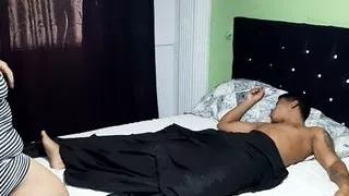 Meine Stiefmutter lutscht meinen Schwanz zum Frühstück