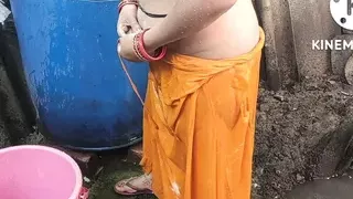 Anita ki hot look in bathing outside