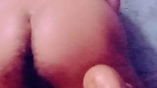 Teen Boy zeigt großen weißen haarigen Arsch und Schwanz und schwarzen großen Dildo zum ersten Mal schönen weißen Arsch ficken großen schwarzen Dildo