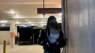 Nachtspaziergang am Bahnhof und Parkplatz mit Netzstrümpfen