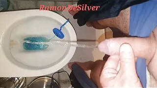 Meister Ramon pisst in seiner heißen Badehose direkt in deinen Mund, genieße es